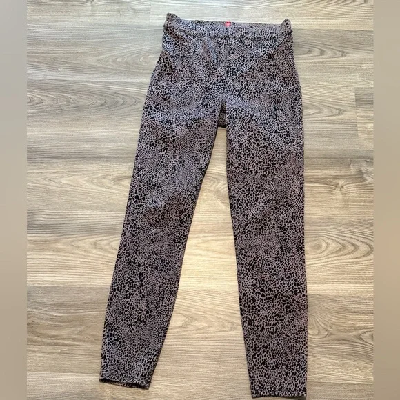 Spanx Ankle Jean-ish Leggings Desert Dot Gray Animal Print Women’s size Small - Picture 10 of 10